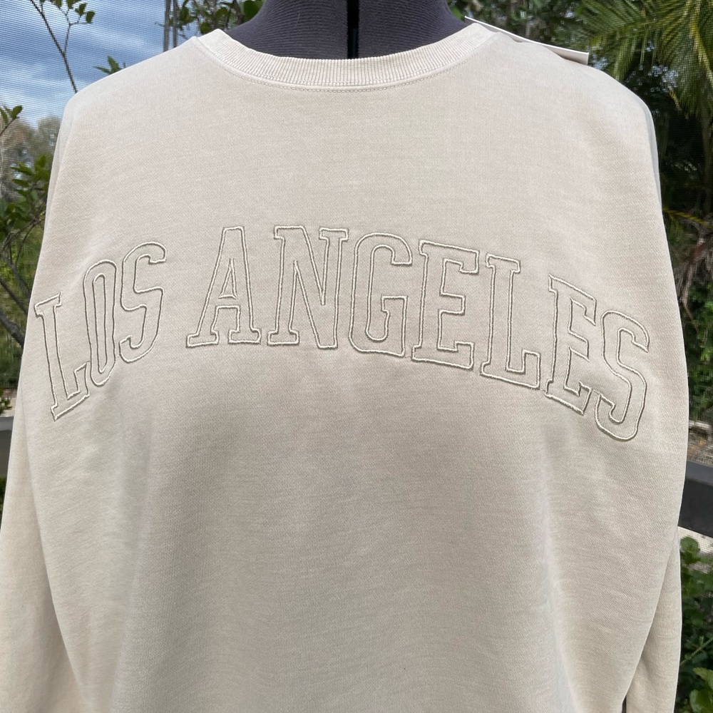 Cupcakes and Cashmere Los Angeles oversize sweatshirt and hat - Picture 2 of 7